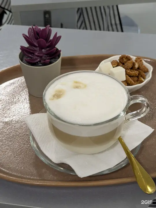 Капучино и печенье на подносе